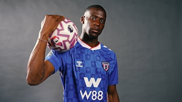 Sundarland, Inglaterra - agosto de agosto: agosto de agosto, Nesta imagem, em 225 de agosto, Nordi Mukale deu as poses para fotos depois de assinar o Sundarland de Paris St. German em 2 de agosto, 225 de agosto em Sundarland, Inglaterra. (Por Ian Horrrox/Sundarland AFC por fotos de gatey imagens)