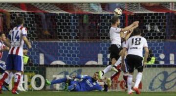 Empate de Mustafi. 1-1.