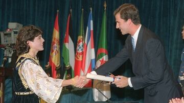 Hassiba Boulmerka recibe en 1995 su premio de manos del entonces Pr&iacute;ncipe Felipe. 