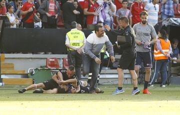 Los jugadores del Real Valladolid celebran en Vallecas la permanencia en Primera.