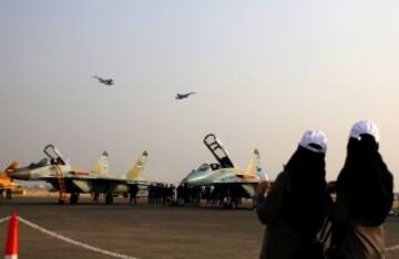 Dos espectadoras observan los aviones Sukhoi Su-27 del equipo Russian Knights.