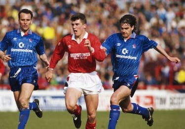 Camisetas de fútbol históricas que fueron patrocinadas por videojuegos y consolas: del Sevilla de Maradona con Super Nintendo al Arsenal de Wenger con SEGA