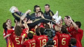 Luis Aragon&eacute;s, manteado en el campo por los jugadores de la Selecci&oacute;n en Viena tras ganar la Eurocopa de 2008.