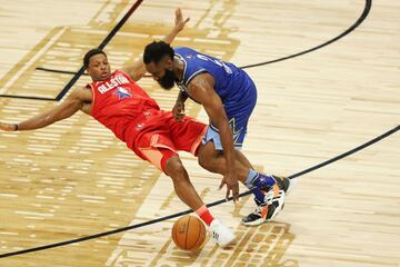 James Harden cometió falta en ataque sobre Kyle Lowry.