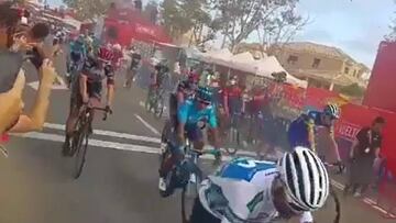 ¡Qué salvada! Una valla por poco golpea a Nairo Quintana