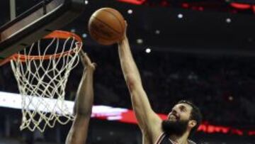 Nikola Mirotic se lanza a machacar sobre Jason Maxiell.