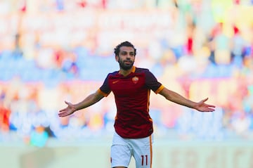 El delantero egipcio llegó en 2015 cedido por el Chelsea, tras un año en el que no tardó en adaptarse al equipo, la Roma pagó los 15 millones de euros de la opción de compra y Salah pasó a formar parte de la entidad romanista. Un año después fue traspasado al Liverpool por 42 millones de euros.