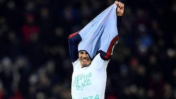 Edinson Cavani dedica su gol a las víctimas del Chapecoense