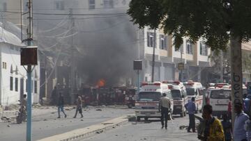 Mogadishu (Somalia), 13/02/2021.- A general view of the scene of a suicide bomb attack at a security checkpoint near the Somali presidential palace in Mogadishu, Somalia, 13 February 2021. (Atentado, Mogadiscio) EFE/EPA/SAID YUSUF WARSAME