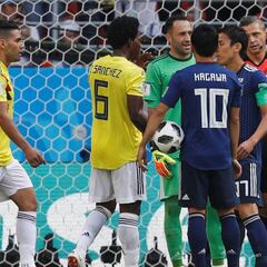 Carlos Sánchez es expulsado por mano en el área