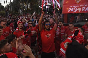 Los jugadores del Almería recorren en autobús la capital almeriense y celebran con sus seguidores el ascenso a Primera División.