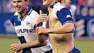 <B>DUELO EN MENDIZORROZA.</b> El rey de la rabona, Tote, desafia al defensa bigoleador, Coloccini, que hundió Zorrilla con dos dianas.