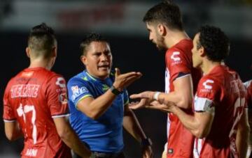 Los jugadores de Veracruz reclaman al silbante