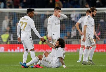 Rodrygo, Marcelo, Jovic y Nacho, tras el final del partido en el que la Real Sociedad eliminó al Madrid en cuartos de final de la Copa del Rey