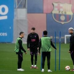 Xavi da luz verde a Sergiño Dest: "Es importante en el Barcelona"