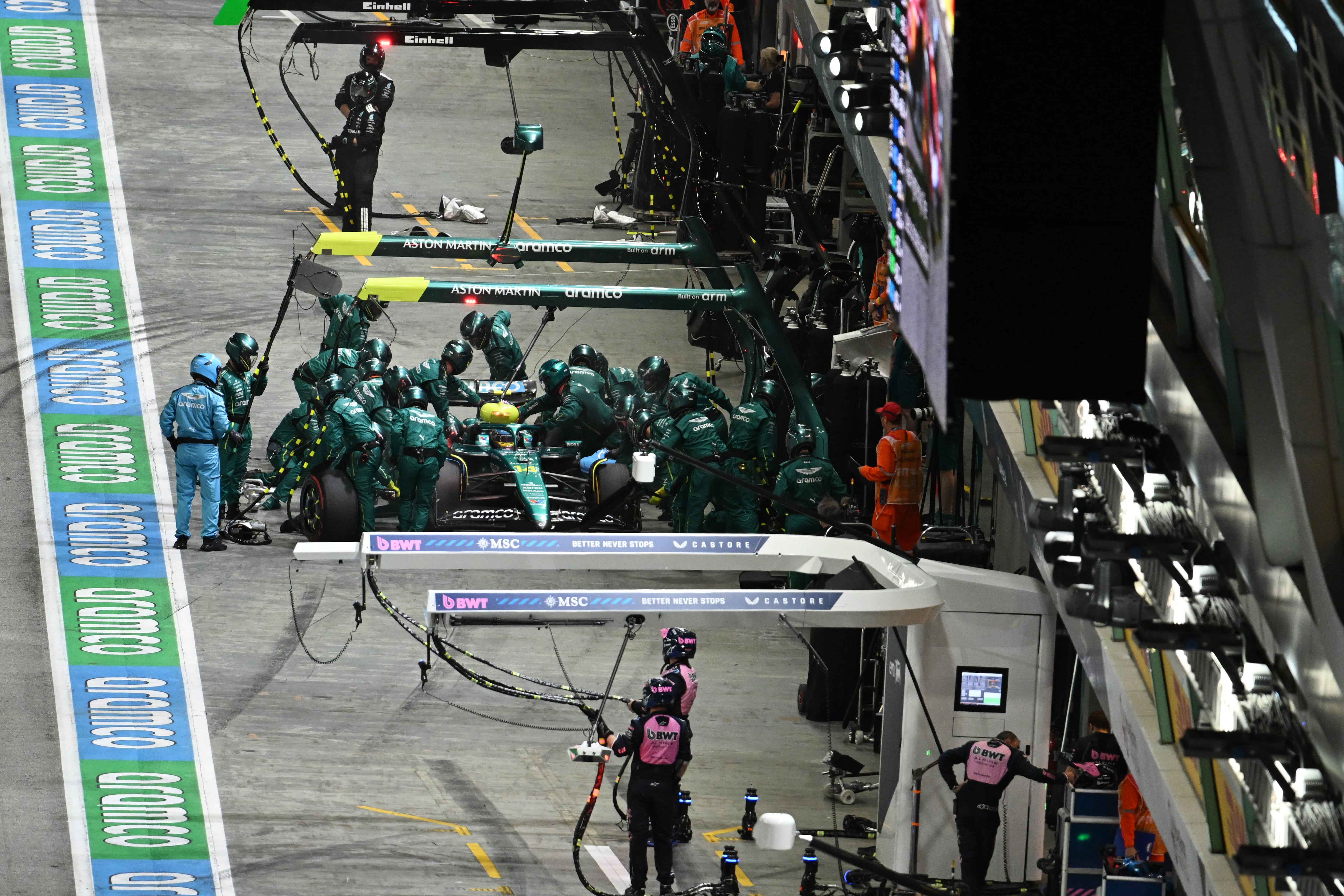 Fernando Alonso (Aston Martin AMR25). Marina Bay, Singapur. F1 2025.