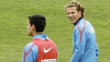 La Juve piensa en Forlán, según la prensa italiana