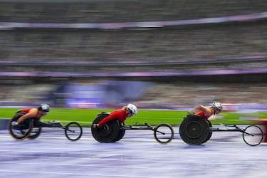 Como lo explica el comité paralímpico español: "Cada participante tiene una categoría de dos dígitos, el primero de los cuales indica el tipo de discapacidad funcional que tiene. La segunda cifra es el grado de afectación, que será más bajo cuanto mayor sea la lesión:
Clases 11-13: deportistas ciegos y con discapacidad visual severa o moderada.
Clase 20: atletas con discapacidad intelectual.
Clases 31-64: personas con discapacidad física o parálisis cerebral.
Clases 31-38: participantes con problemas de coordinación, algunos de ellos en silla de ruedas (31-34).
Clases 40-41: deportistas con acondroplasia.
Clases 42-44: atletas con afectación en las extremidades inferiores que compiten sin prótesis.
Clases 45-47: atletas con afectación en las extremidades superiores.
Clases 51-57: comprenden a corredores en silla de ruedas o lanzadores que compiten sentados.
Clases 61-64: atletas con afectación en las extremidades inferiores que compiten con prótesis.
Una T o una F delante del número indica si el deportista compite en eventos de pista (track), como carreras y saltos, o de campo (field), es decir, en lanzamientos."
