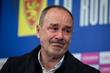 Víctor Fernández, emocionado en su presentación.