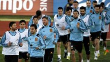 Los jugadores de la selecci&oacute;n espa&ntilde;ola, durante el entrenamiento realizado esta noche en las instalaciones de la Ciudad del F&uacute;tbol, para preparar el partido que les enfrenta a Finlandia el viernes en Gij&oacute;n, de la fase clasificatoria para el Mundial de Brasil 2014.