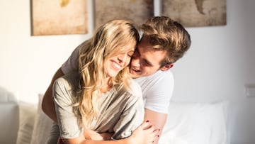 happy young couple relaxed at home on bed PAREJAS AMOR PAREJAS SENTIMENTALES NOVIOS