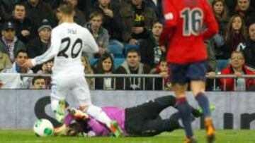 Riesgo despeja el balón y derriba a Jesé.