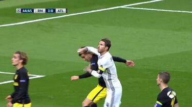 Ramos dio un codazo a Lucas en la disputa de un córner