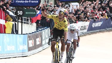 Wout van Aert celebra su victoria sobre Tadej Pogacar en el velódromo que acogía la meta de la París-Roubaix.