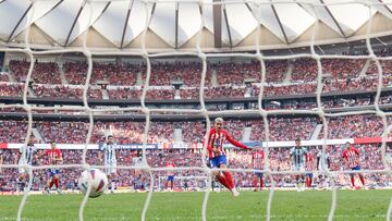 MADRID (ESPA?A), 08/10/2023.- El delantero franc¨¦s del Atl¨¦tico de Madrid, Antoine Griezmann, marca el 2-1 desde el punto de penalty durante el partido correspondiente a la jornada 9 de LaLiga que enfrenta al Atl¨¦tico de Madrid y a la Real Sociedad este domingo en el C¨ªvitas Metropolitano. EFE/ Sergio P¨¦rez