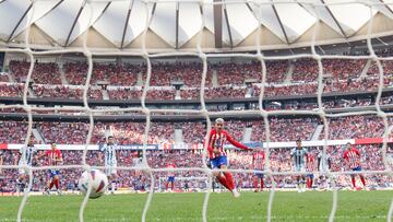 MADRID (ESPAÑA), 08/10/2023.- El delantero francés del Atlético de Madrid, Antoine Griezmann, marca el 2-1 desde el punto de penalty durante el partido correspondiente a la jornada 9 de LaLiga que enfrenta al Atlético de Madrid y a la Real Sociedad este domingo en el Cívitas Metropolitano. EFE/ Sergio Pérez
