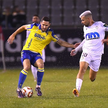 Zaldua disputando un esférico junto a Adri Paz en el encuentro de Copa del Rey que enfrentaba al Cádiz CF frente al Real Jaén. Foto: Cádiz CF.