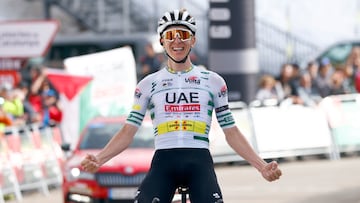 GRAFCAT1699. RIALP (LLEIDA), 20/03/2024.- El esloveno Tadej Pogacar (UAE Team Emirates) ganó este miércoles la tercera etapa de la Volta Ciclista a Cataluña, la segunda seguida en su cuenta particular, tras cruzar la meta en solitario en la estación de esquí de Port Ainé, un puerto de categoría especial a 1.960 metros de altitud. EFE/Quique García