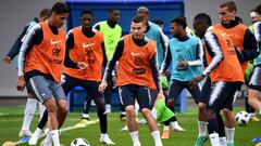 Lucas, del Atl&eacute;tico, en un rondo del entrenamiento de Francia.