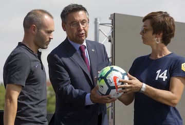 Andrés Iniesta, Susila Cruyff y Josep Maria Bartomeu.