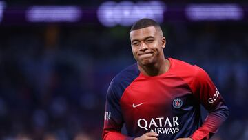 Paris Saint-Germain's French forward #07 Kylian Mbappe warms up ahead of the French L1 football match between Paris Saint-Germain (PSG) and RC Lens at the Parc des Princes Stadium in Paris on August 26, 2023. (Photo by FRANCK FIFE / AFP)
