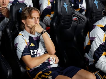 Modric, sentado en el banquillo de Balaídos.