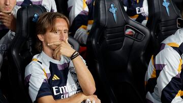 Modric, sentado en el banquillo de Balaídos.