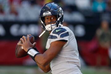 GLENDALE, ARIZONA - NOVEMBER 06: Geno Smith #7 of the Seattle Seahawks warms up prior to the game against the Arizona Cardinals at State Farm Stadium on November 06, 2022 in Glendale, Arizona. (Photo by Chris Coduto/Getty Images)