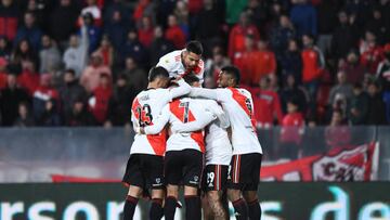 AVELLANEDA, ARGENTINA - AUGUST 07: Matias Suarez of River Plate celebrates with teammates after scoring the first goal of his team during a match between Independiente and River Plate as part of Liga Profesional 2022 at Estadio Libertadores de América on August 7, 2022 in Avellaneda, Argentina. (Photo by Rodrigo Valle/Getty Images)