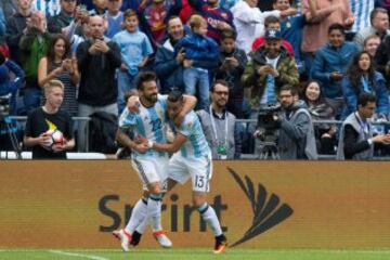 Ezequiel Lavezzi anota el segundo gol de Argentina.