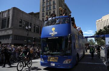 Los Warriors celebran su anillo por las calles de Oakland