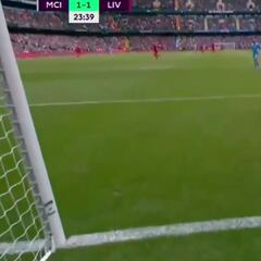 Millones viendo cómo se juegan la Premier y Ederson hace esto sobre la misma raya de gol