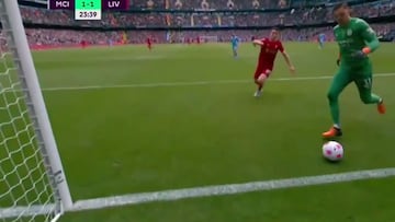 Millones viendo c¨®mo se juegan la Premier y Ederson hace esto sobre la misma raya de gol