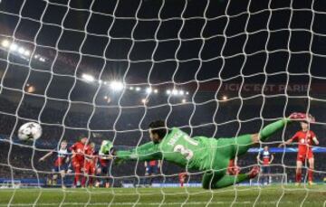 Portero italiano Salvatore Sirigu para un penalti 