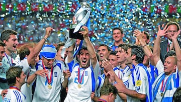 Greece&#039;s midfielder Georgios Karagounis (C) holds the cup with his teammates, 04 July 2004 at the Luz stadium in Lisbon, at the end of the Euro 2004 final match between Portugal and Greece at the European Nations championship in Portugal. Greece won 