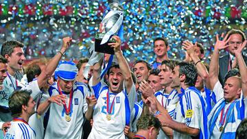 Greece&#039;s midfielder Georgios Karagounis (C) holds the cup with his teammates, 04 July 2004 at the Luz stadium in Lisbon, at the end of the Euro 2004 final match between Portugal and Greece at the European Nations championship in Portugal. Greece won 