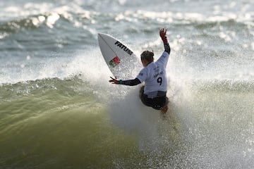 La surfista portuguesa se deshizo de la francesa Johanne Defay y se enfrentar a la sudafricana Bianca Buitendag por un puesto en semifinales.