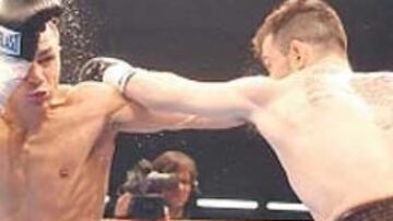 <b>DIRECTO. </b>Hector Moreira sorprende a Placeres con su izquierda.