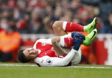Britain Soccer Football - Arsenal v Hull City - Premier League - Emirates Stadium - 11/2/17 Arsenal's Alexis Sanchez sustains an injury Action Images via Reuters / John Sibley Livepic EDITORIAL USE ONLY. No use with unauthorized audio, video, data, fixture lists, club/league logos or "live" services. Online in-match use limited to 45 images, no video emulation. No use in betting, games or single club/league/player publications. Please contact your account representative for further details.