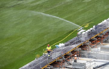 Los trabajos de remodelación del estadio del Real Madrid siguen sin pausa. A unos días del estreno los esfuerzos se centran en el terreno de juego.